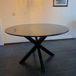 Eettafel rond marmeren design zwart met stoelen