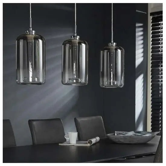 Hanglamp boven de eettafel met 3 smoke glazen bollen