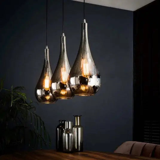 Luxueuze druppel vormige hanglamp boven eettafel