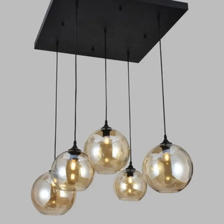 Minimalistische hanglamp met vijf amber glazen bollen